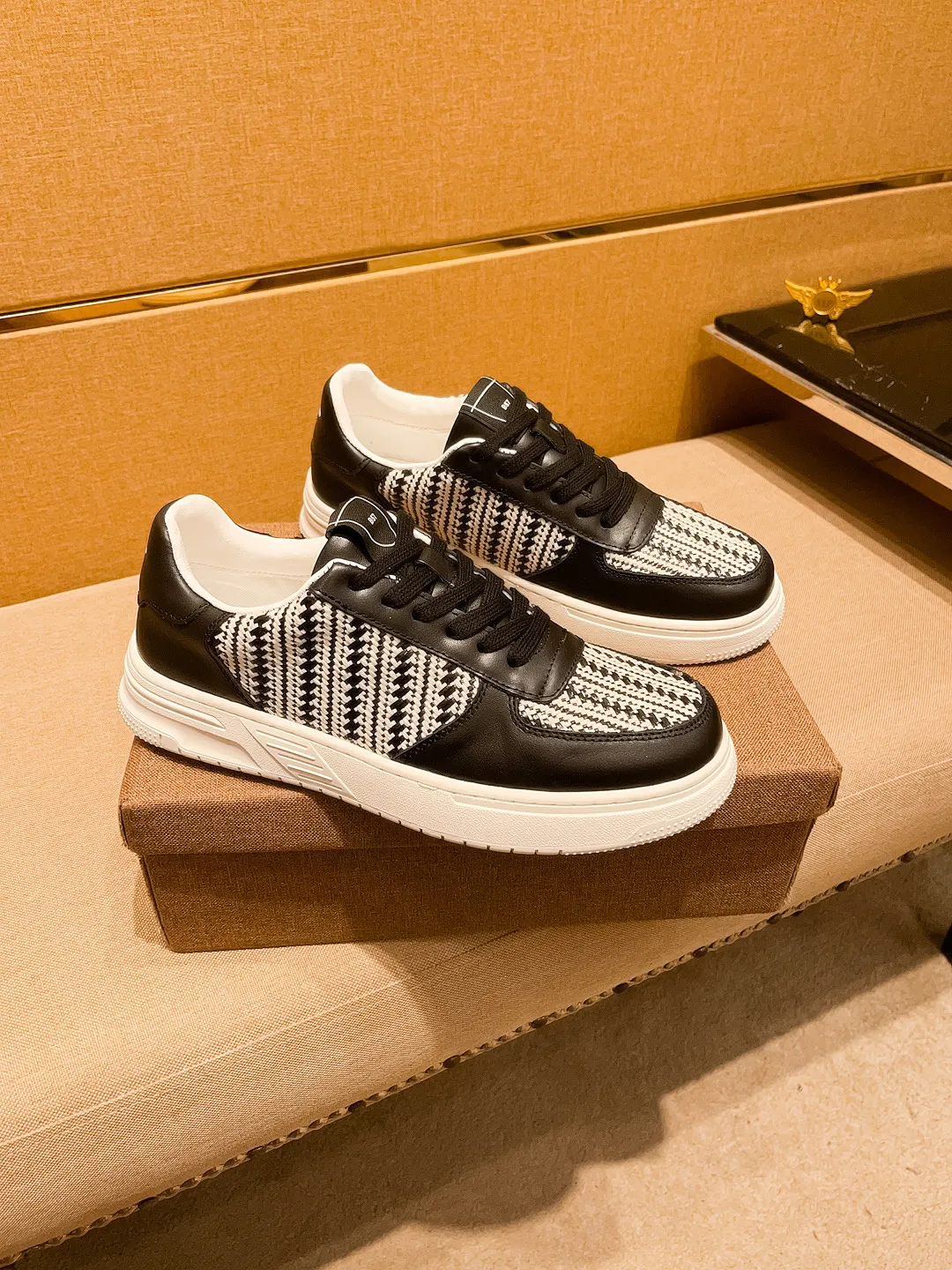 🚘🚘Factory batch 400💰【Dior】🔥Men's high-end brand of shoes official website 1:1 latest masterpiece: the upper is made of first-layer cowhide imported from Italy with a comfortable and breathable lining➕original non-slip and wear-resistant outsole🔥, making walking more convenient and comfortable! An exclusive new model, a stunning work, a beautiful 1:1 replica [color] compared to the official quality! Create a fashionable personality to set off your uniqueness! A must-have for trendy men! Classic 🔥Size: 38-44 Color: 🔥 2⃣️colors available🔥